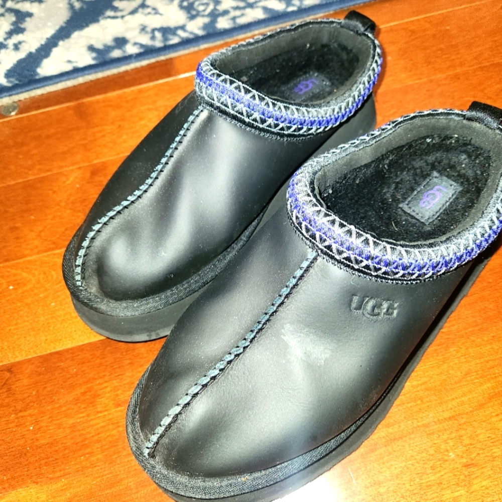 Ugg black leather Taz clogs